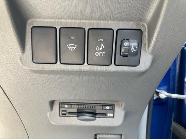 TOYOTA PRIUS ALPHA 2013 Image 31