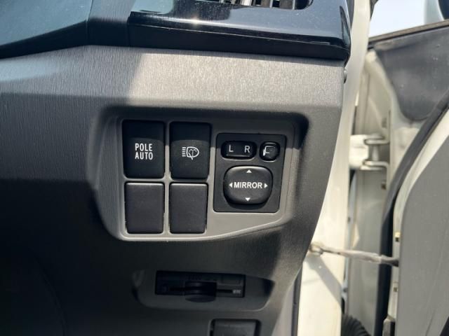 TOYOTA PRIUS 2011 Image 31