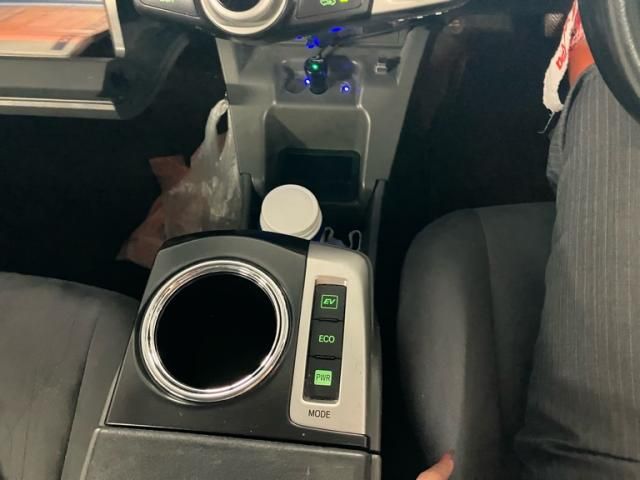 TOYOTA PRIUS ALPHA 2013 Image 31