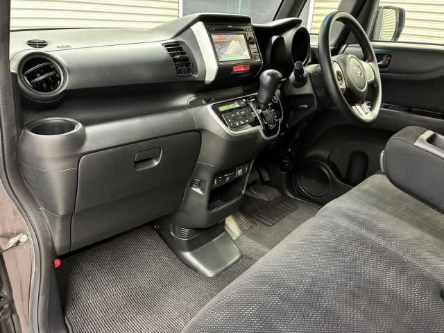 HONDA N BOX 2017 Image 31