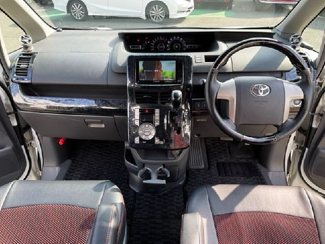 TOYOTA VOXY 2007 Image 31