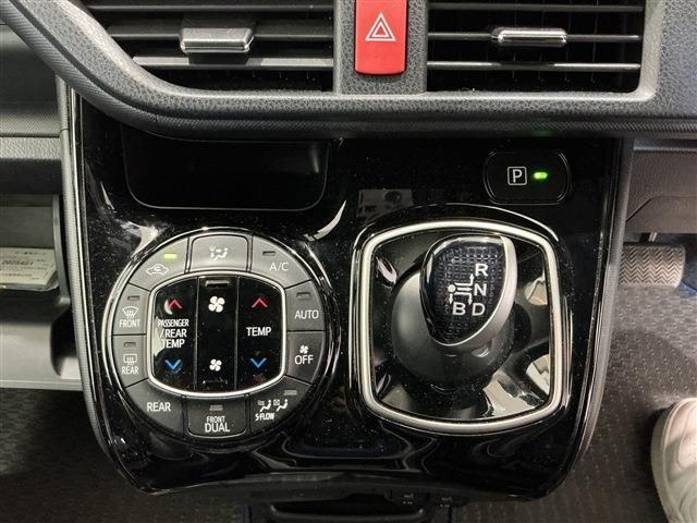 TOYOTA NOAH HYBRID 2019 Image 31