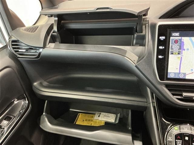 TOYOTA NOAH HYBRID 2019 Image 31