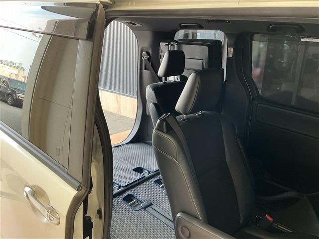 TOYOTA NOAH HYBRID 2019 Image 31