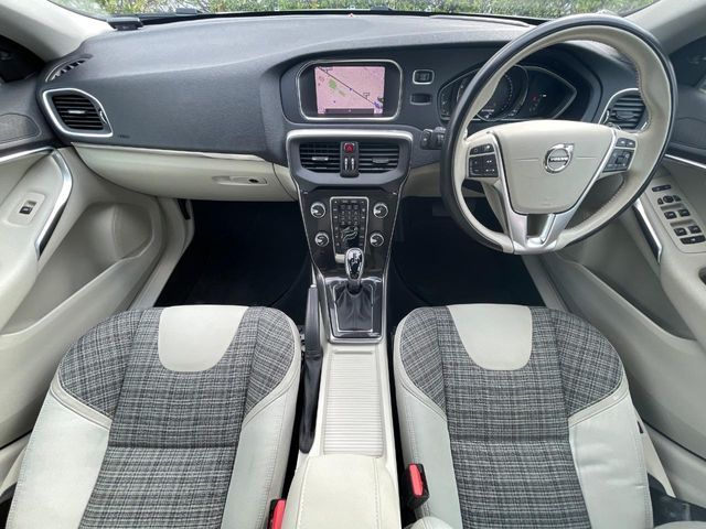 VOLVO V40 2018 Image 31