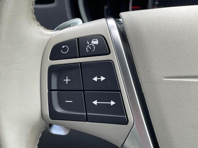 VOLVO V40 2018 Image 31