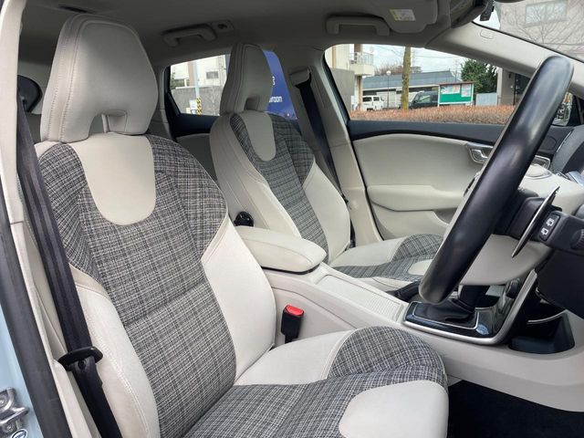 VOLVO V40 2018 Image 31