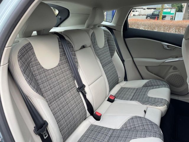 VOLVO V40 2018 Image 31