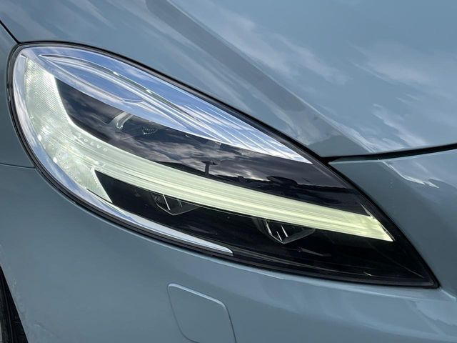 VOLVO V40 2018 Image 31