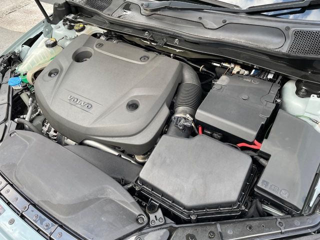 VOLVO V40 2018 Image 31