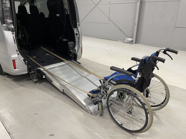 TOYOTA VOXY 2015 Image 31