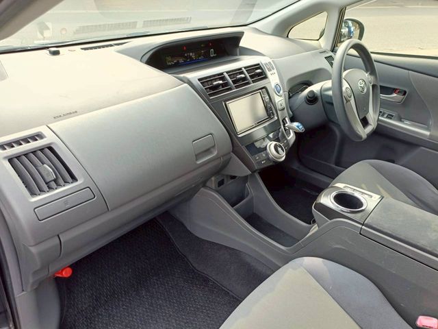 TOYOTA PRIUS ALPHA 2013 Image 31