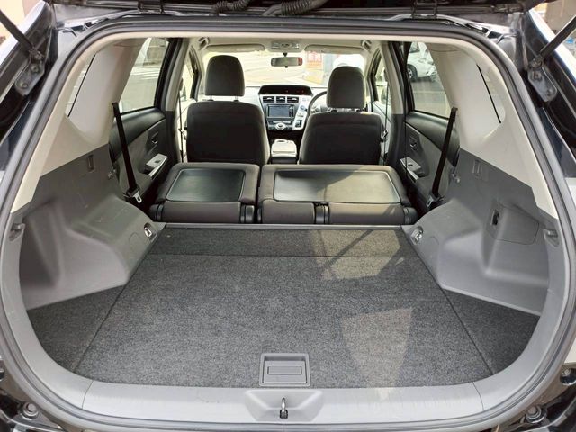 TOYOTA PRIUS ALPHA 2013 Image 31