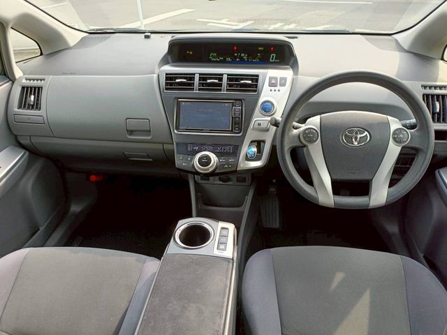 TOYOTA PRIUS ALPHA 2013 Image 31