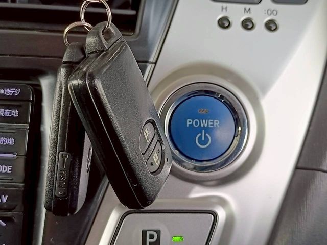 TOYOTA PRIUS ALPHA 2013 Image 31