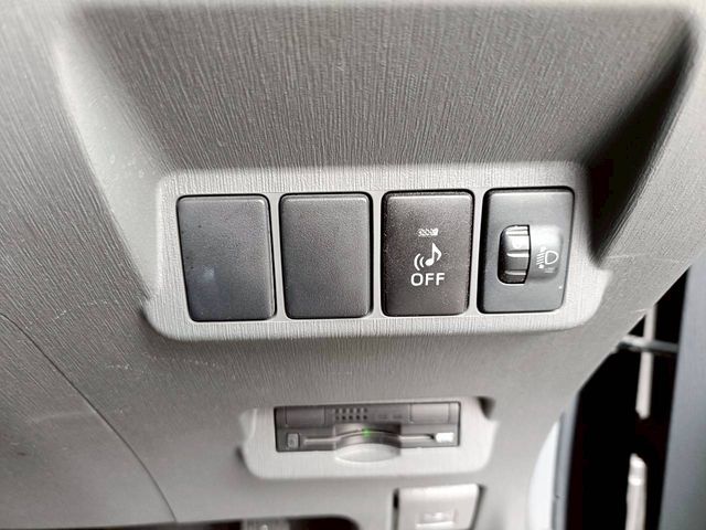 TOYOTA PRIUS ALPHA 2013 Image 31