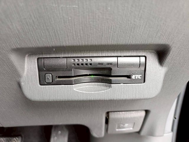 TOYOTA PRIUS ALPHA 2013 Image 31