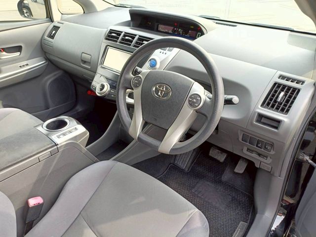 TOYOTA PRIUS ALPHA 2013 Image 31