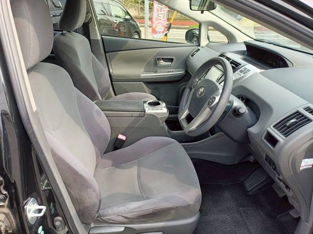 TOYOTA PRIUS ALPHA 2013 Image 31