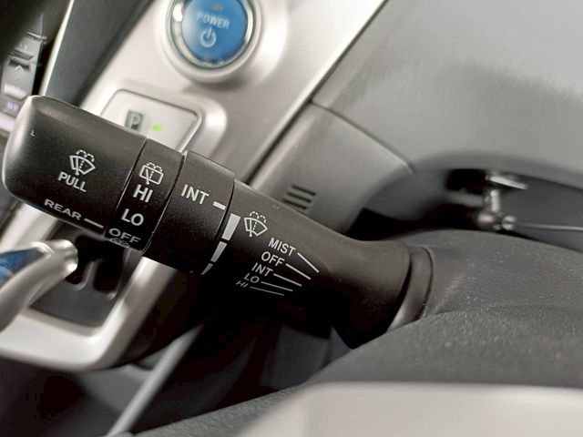 TOYOTA PRIUS ALPHA 2013 Image 31