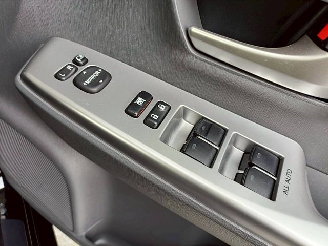 TOYOTA PRIUS ALPHA 2013 Image 31