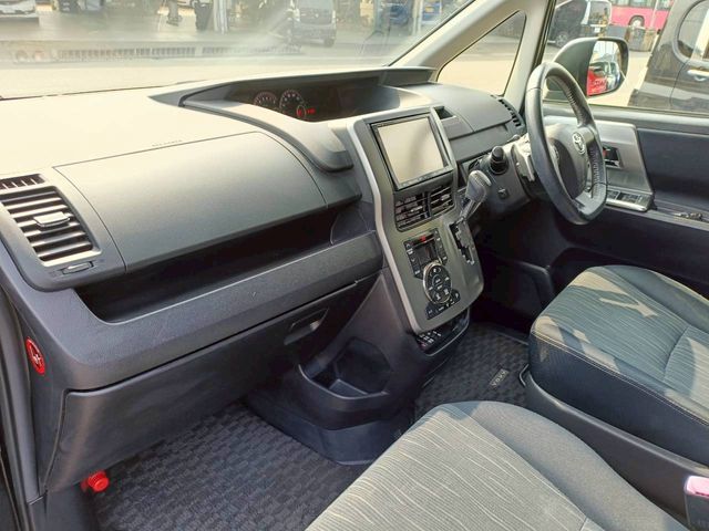 TOYOTA VOXY 2012 Image 31