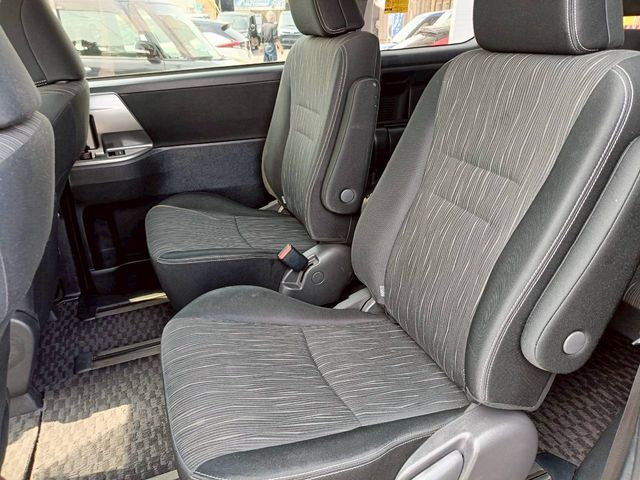 TOYOTA VOXY 2012 Image 31