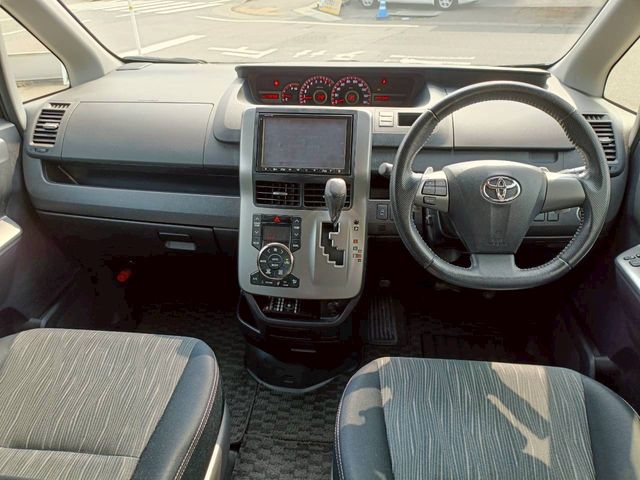 TOYOTA VOXY 2012 Image 31
