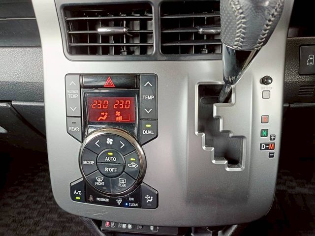 TOYOTA VOXY 2012 Image 31