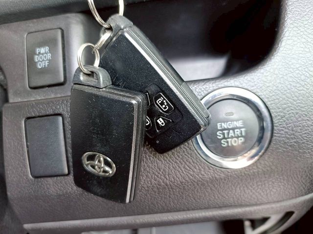 TOYOTA VOXY 2012 Image 31