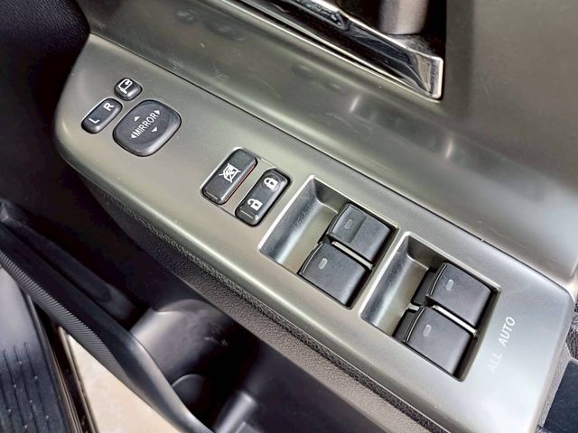 TOYOTA VOXY 2012 Image 31