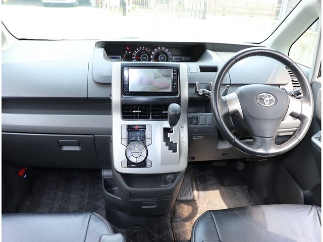 TOYOTA VOXY 2007 Image 31