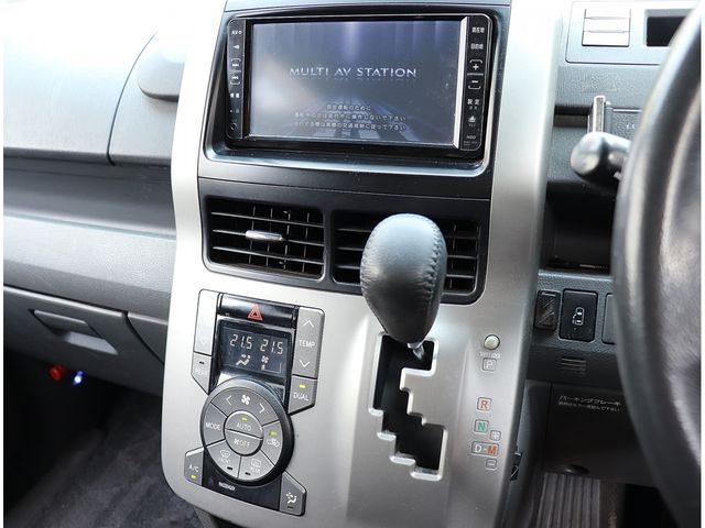 TOYOTA VOXY 2007 Image 31