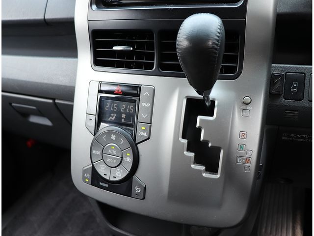 TOYOTA VOXY 2007 Image 31