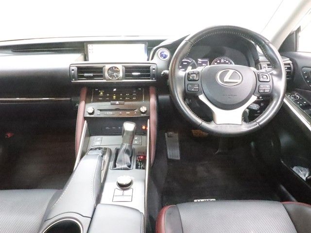 TOYOTA LEXUS IS300H 2017 Image 31