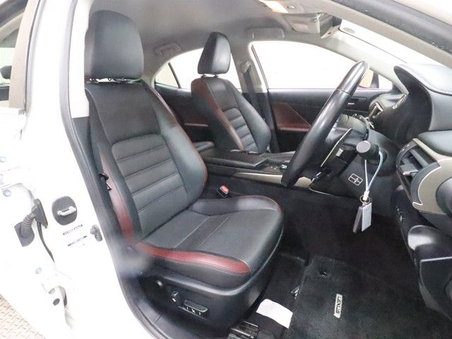 TOYOTA LEXUS IS300H 2017 Image 31