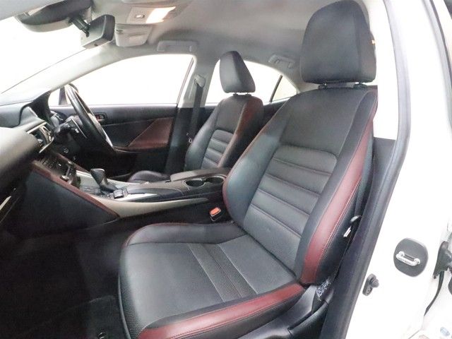 TOYOTA LEXUS IS300H 2017 Image 31