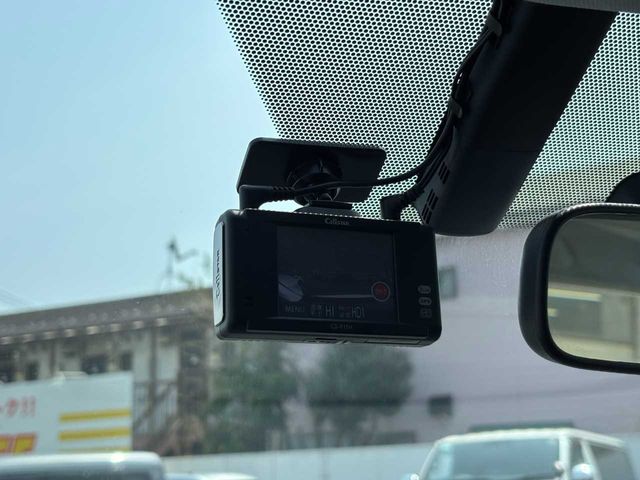 TOYOTA PRIUS 2018 Image 31