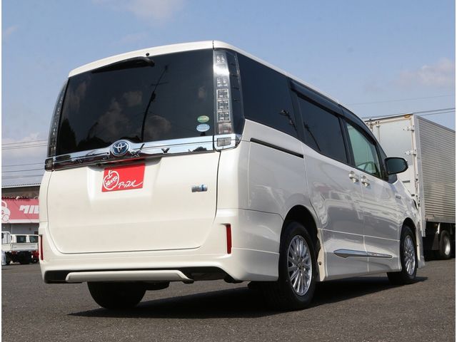 TOYOTA VOXY HYBRID 2014 Image 31