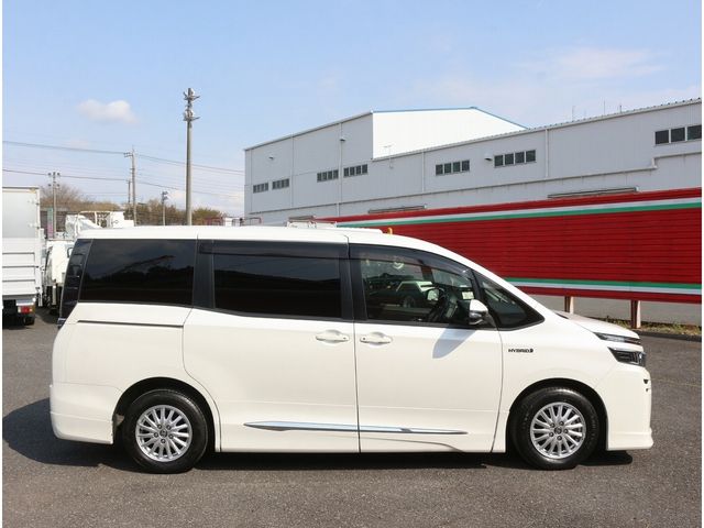 TOYOTA VOXY HYBRID 2014 Image 31