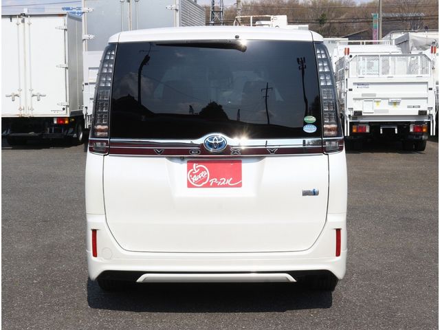 TOYOTA VOXY HYBRID 2014 Image 31