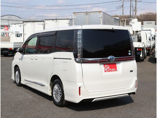 TOYOTA VOXY HYBRID 2014 Image 31