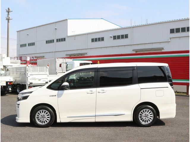TOYOTA VOXY HYBRID 2014 Image 31