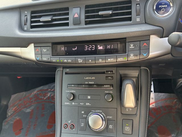 TOYOTA LEXUS CT200H 2016 Image 31