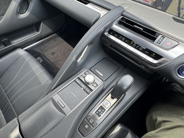 TOYOTA LEXUS LC500H 2018 Image 31