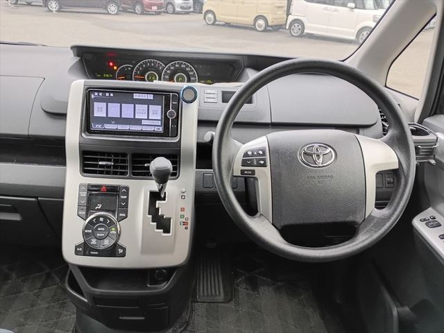 TOYOTA VOXY 2013 Image 31