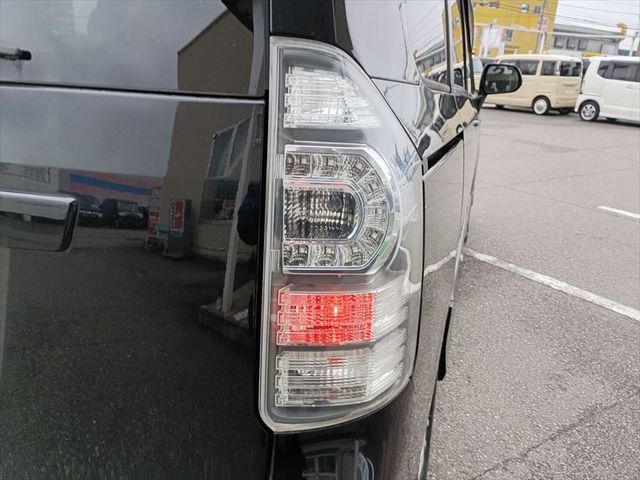 TOYOTA VOXY 2013 Image 31