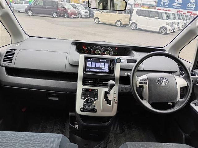 TOYOTA VOXY 2013 Image 31
