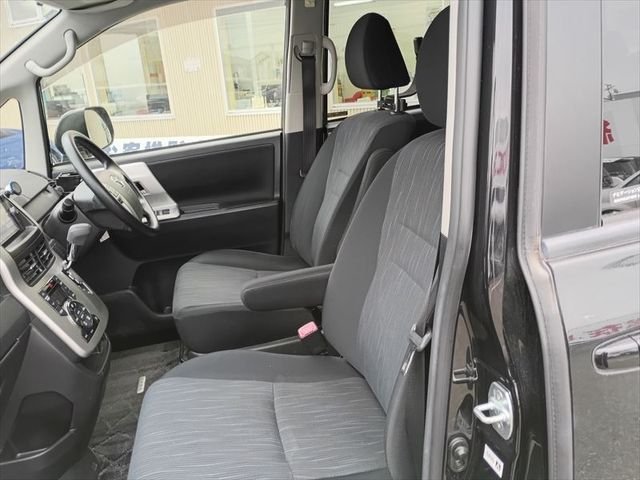 TOYOTA VOXY 2013 Image 31