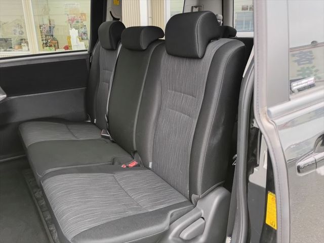 TOYOTA VOXY 2013 Image 31